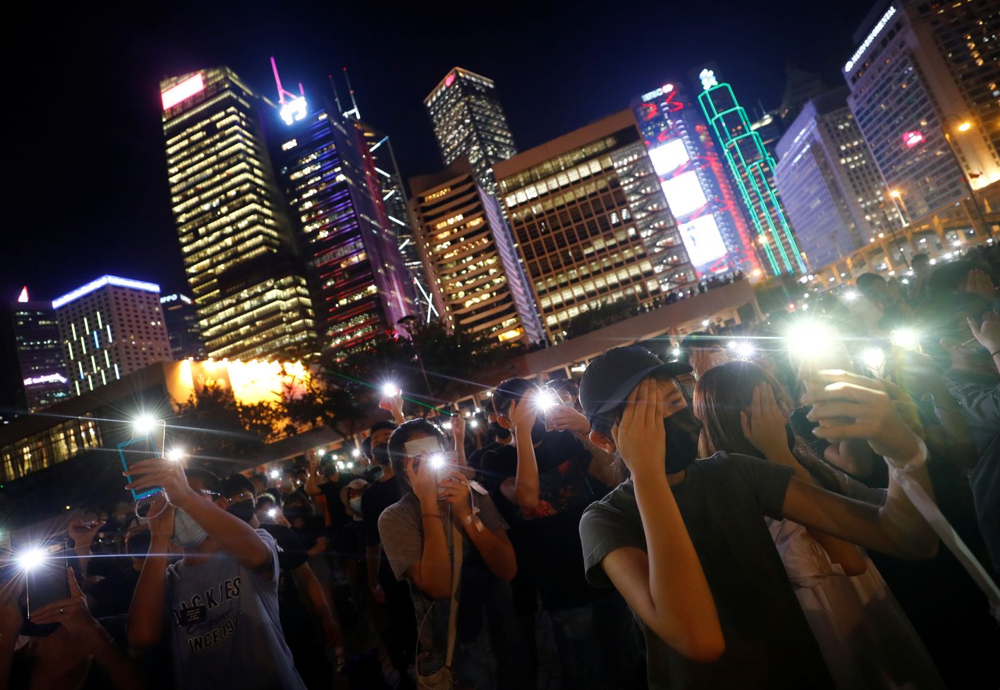Hongkongi tudengid linnavalitsuse hoone ees reforme nõudmas.