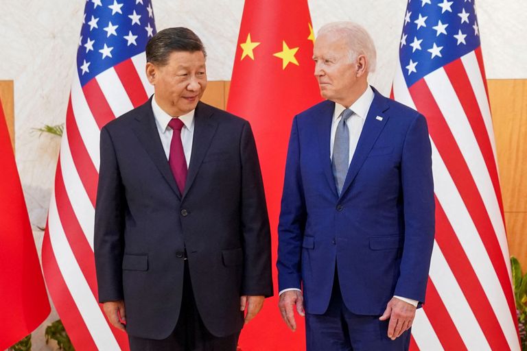 Президент США Джо Байден встречается с председателем Китая Си Цзиньпином на полях саммита лидеров G20 на Бали, куда не пригласили Путина, Индонезия, 14 ноября 2022 года.
