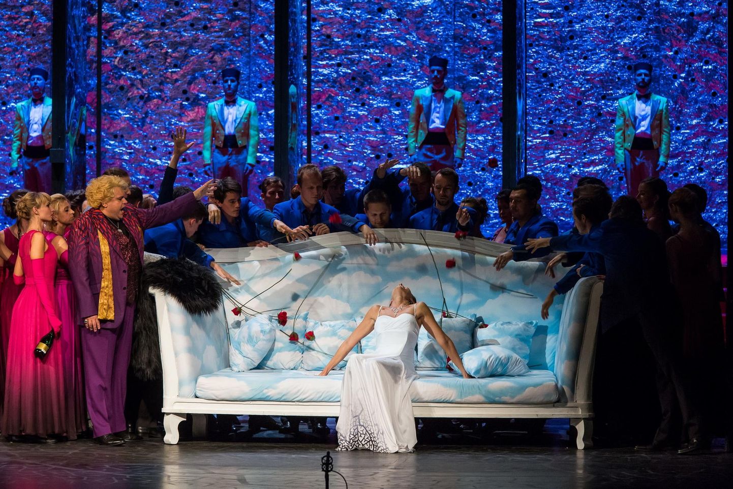 Ungari Riigiooperi «Traviata» lavastuse visuaalseks juhtkujundiks oli hiiglaslik diivan, millest sai ooperi finaalis Violetta surivoodi.