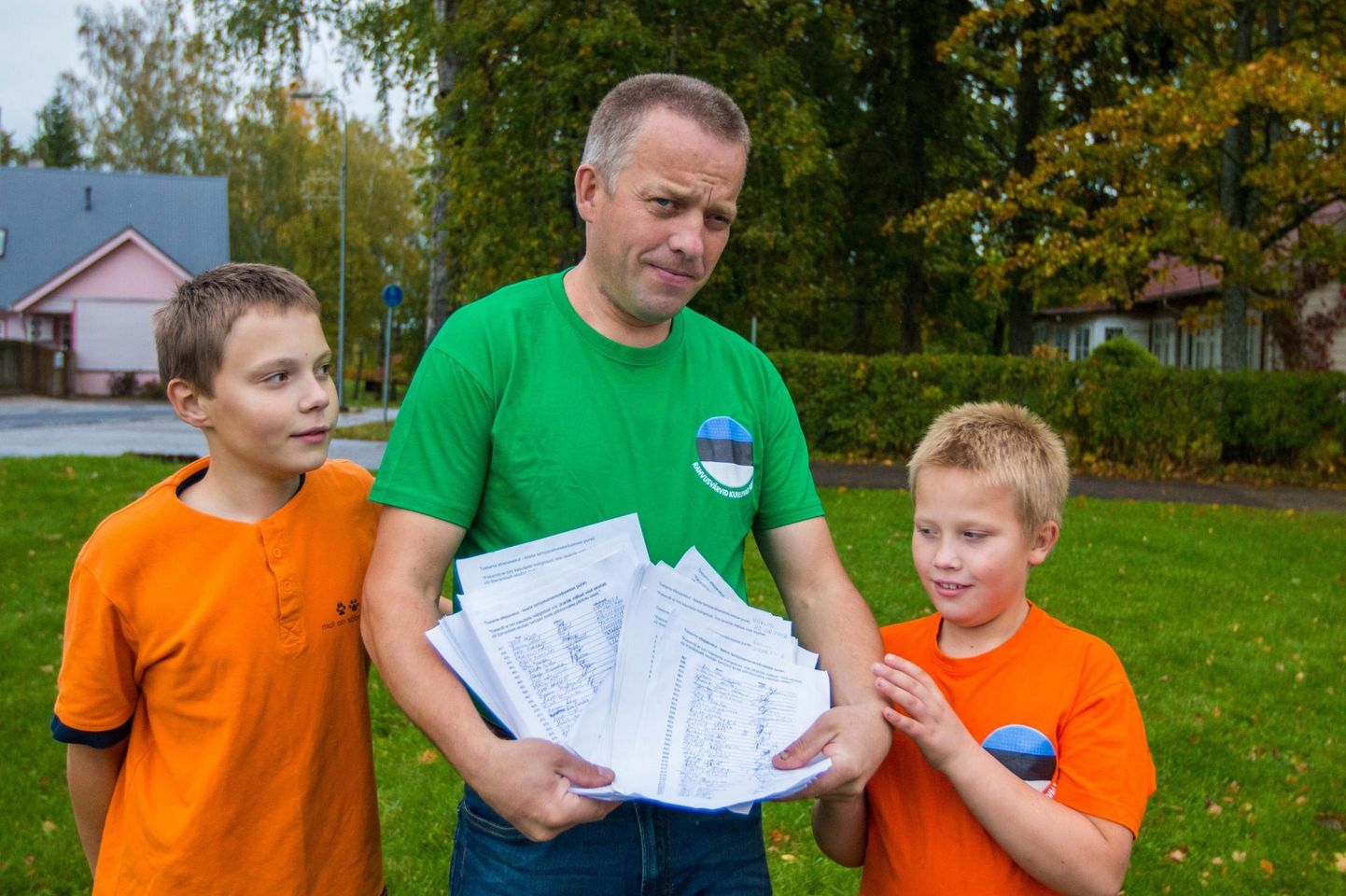 Ettevõtja ja Valga vallavolikogu liige Kaupo Kutsar viib koos kahe pojaga riigikokku allkirjad, mis kogutud protestiks Eesti lipumärgi väidetavalt tarbijaid eksitava kasutamise vastu.