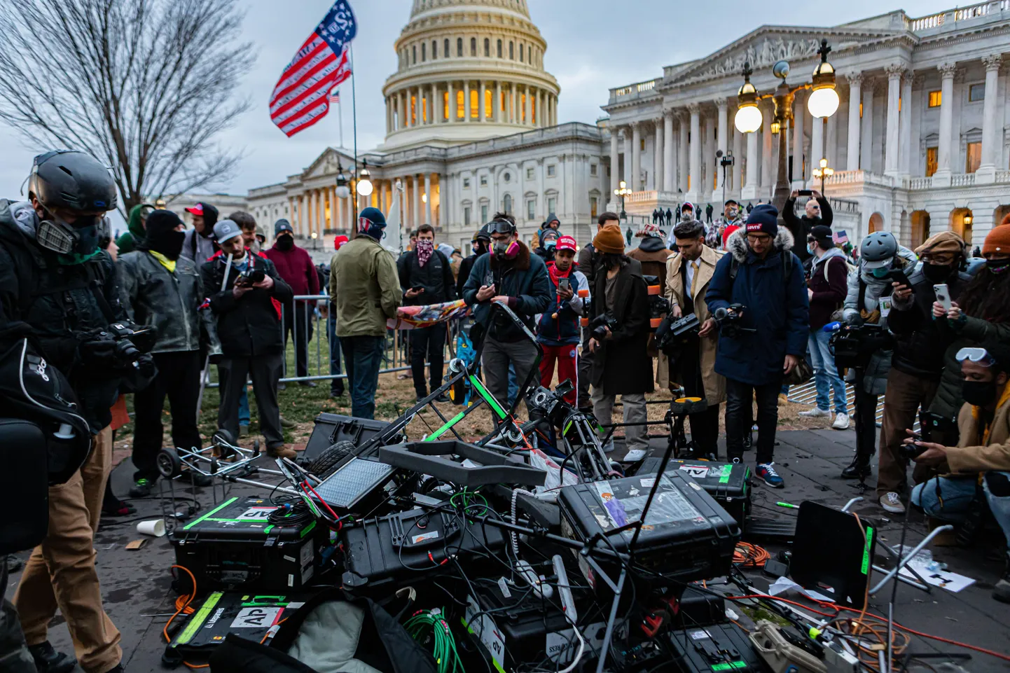 Donald Trumpi toetajad 6. jaanuaril 2021 Washingtonis Kapitooliumi juures, mida nad ründasid. Pildil lõhuvad mässajad telejaamade operaatorite ja ajakirjanike tehnikat