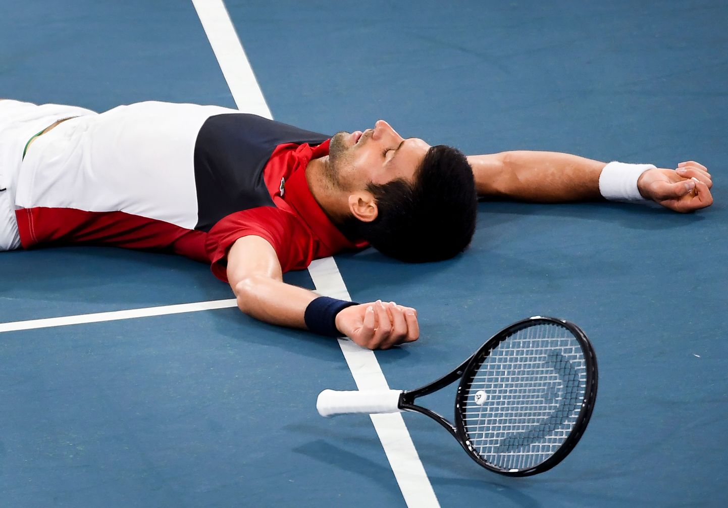 Novak Djokovic langes pärast rasket võidumängu väljakule selili.