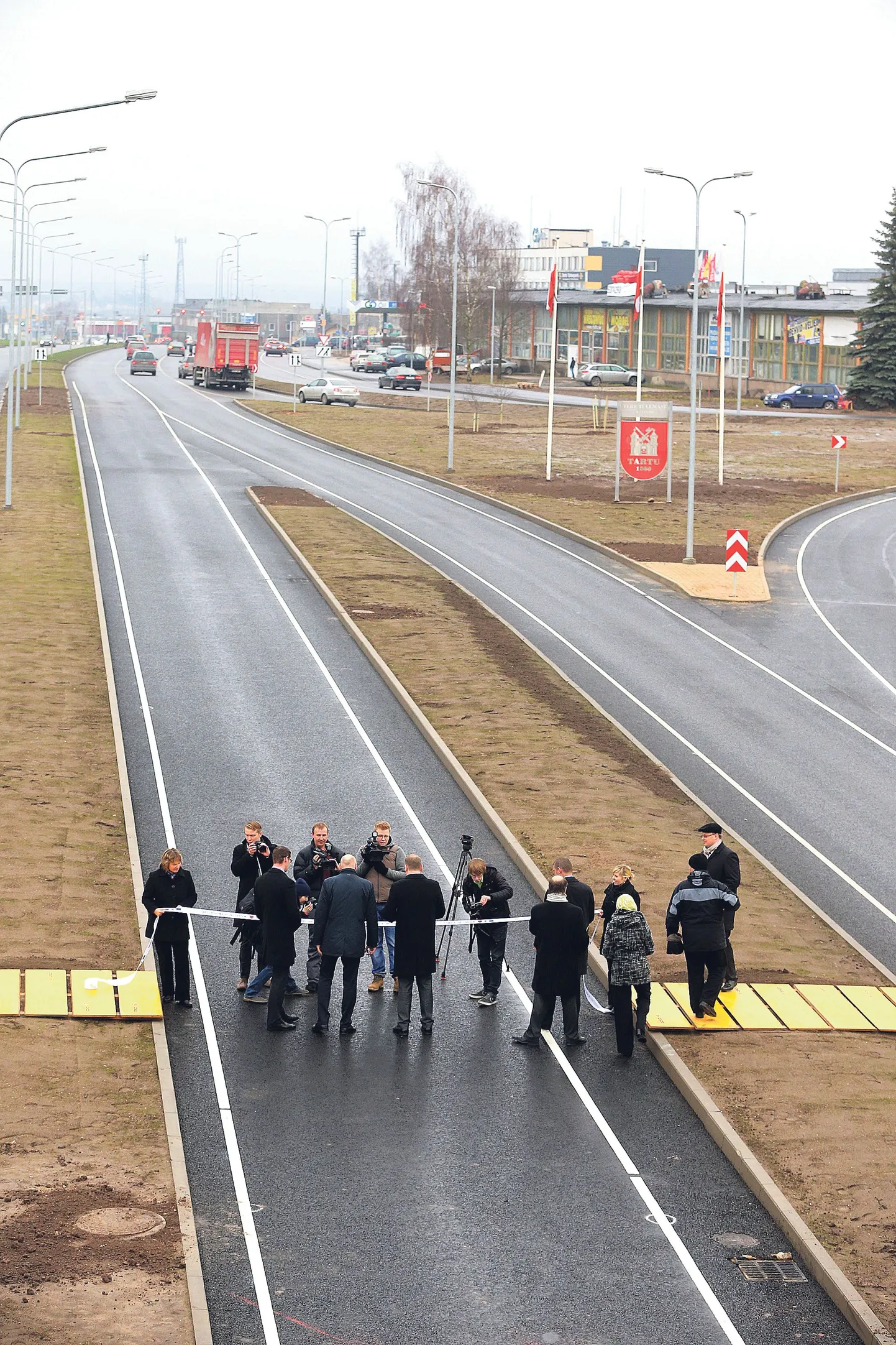 Puhkpilliorkestri Popsid reipa muusika saatel lõikasid maanteeameti, Tartu linna ja maavalitsuse ning ASi Nordecon esindajad reedel veidi pärast keskpäeva läbi lindi vastvalminud Lääneringil ja Idaringtee esimesel osal.