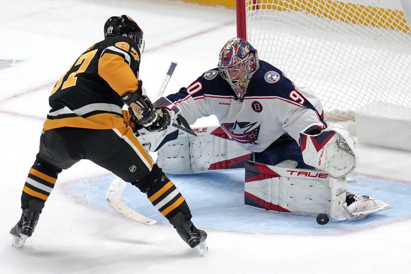 Elvis Merzļikins atvaira NHL zvaigznes Sidnija Krosbija metienu