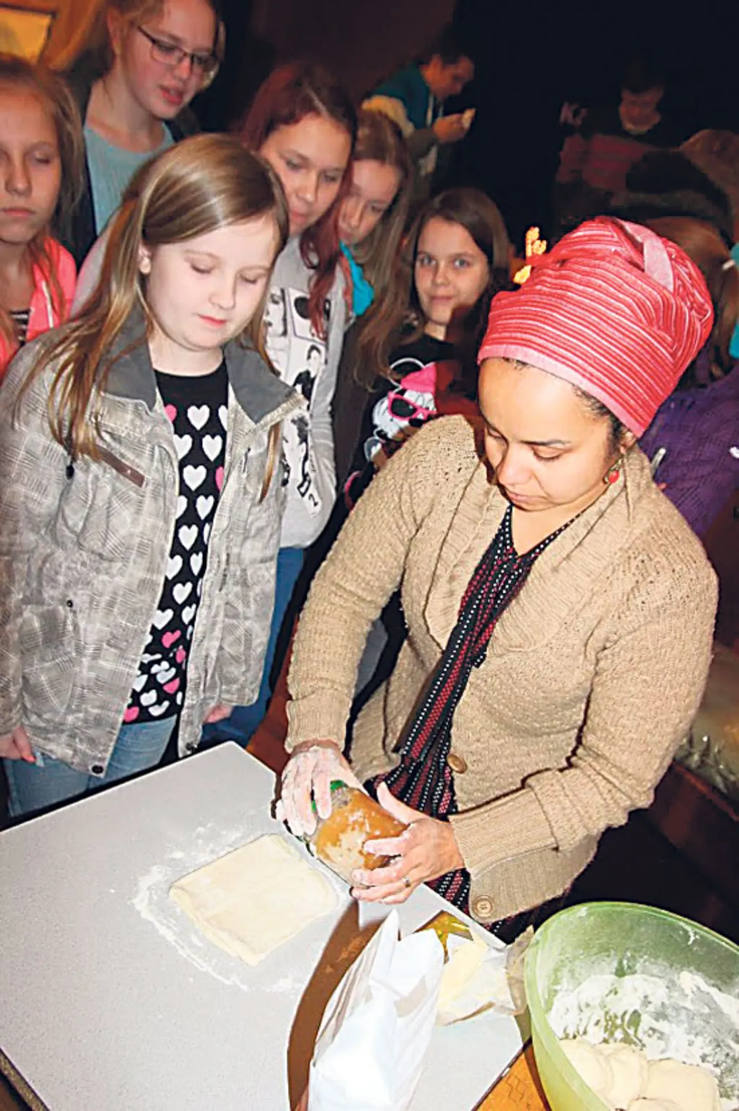 Jeemeni juurtega Kristi Ockba õpetas Rääma kooli õpilasi ehtsat Jeemeni leiba küpsetama.