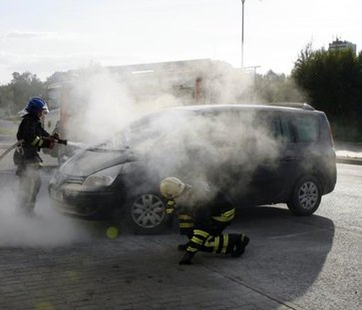В Тарту загорелся легковой автомобиль.