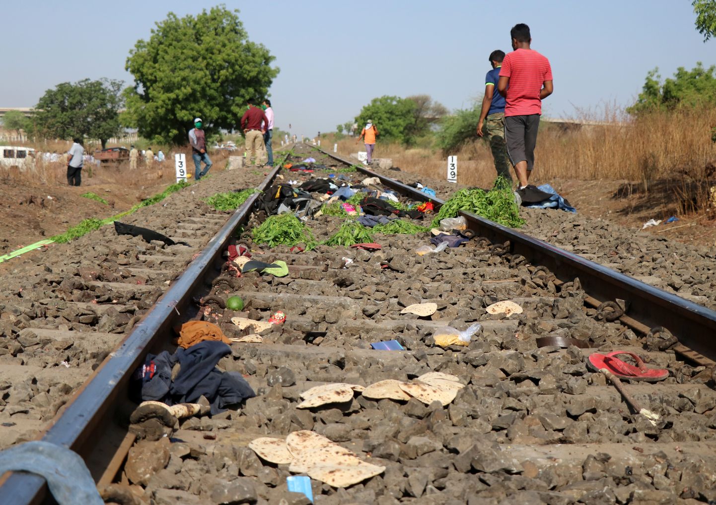 Negadījuma vieta Indijā, kur vilciens nobraucis 16 uz sliedēm gulošus cilvēkus .