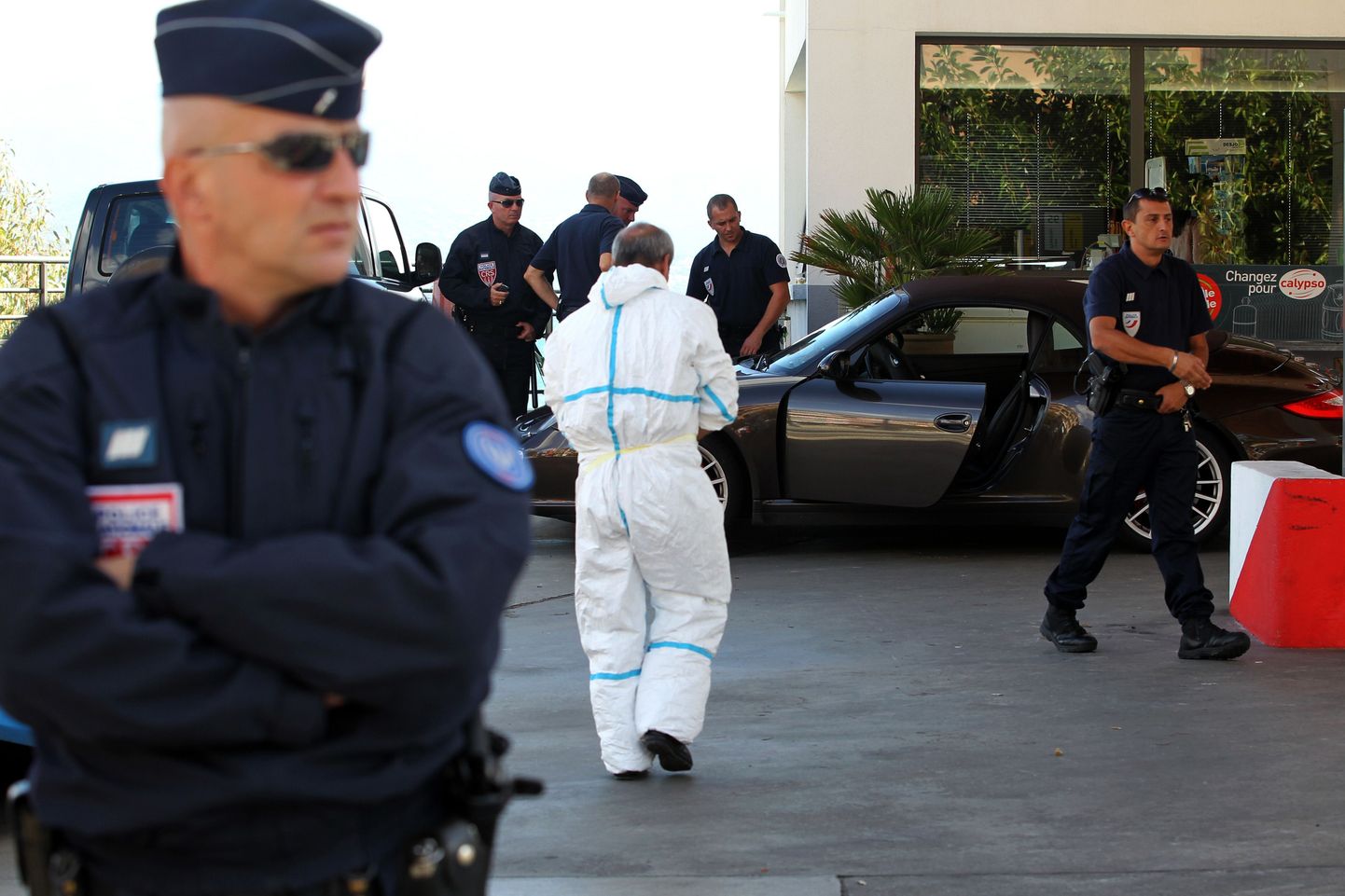 Prantsuse politseinikud ja uurijad eile advokaat Antoine Sollacaro tapmispaigas.