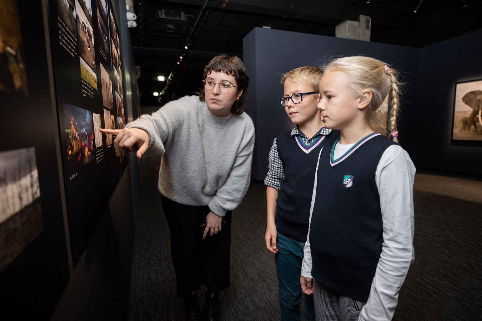 Fotografiska giid Anita Kodanik tutvustas Postimees Juunior reporteritele Tõnis ja Triinu Käbale Nick Brandti näitust.