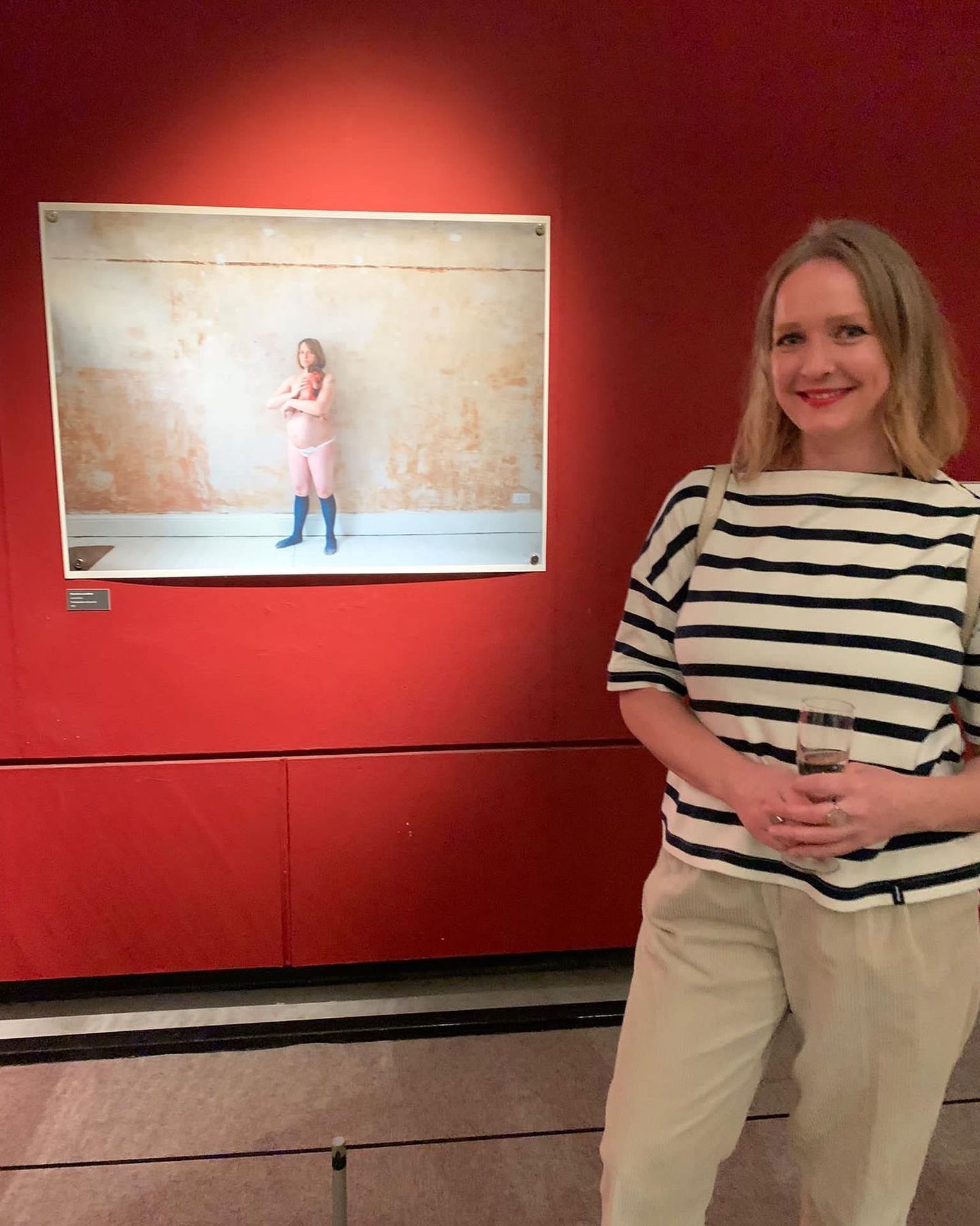 Lāsma Poiša Varingtonas muzejā ar savu fotogrāfiju, kas ieguva Varingtonas mūsdienu mākslas festivāla galveno balvu.