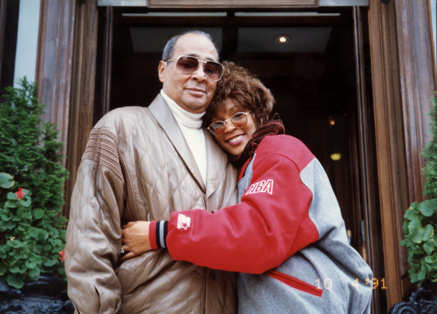 Whitney Houston ning tema isa John Russell Houston Jr.