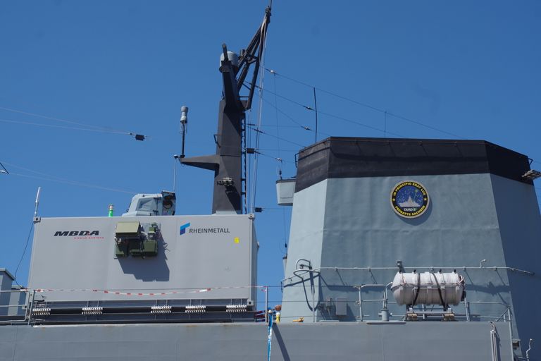 Laserrelva demonstraator on ehitatud konteinerisse, mis paigutati fregati «Sachsen» tekile (mastist vasakul).