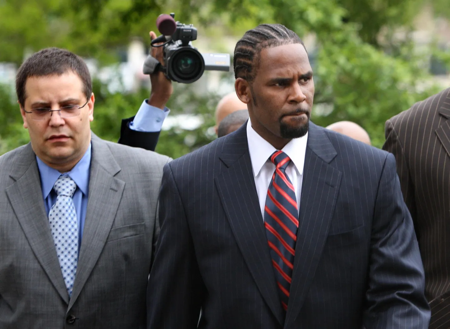 R. Kelly (paremal)