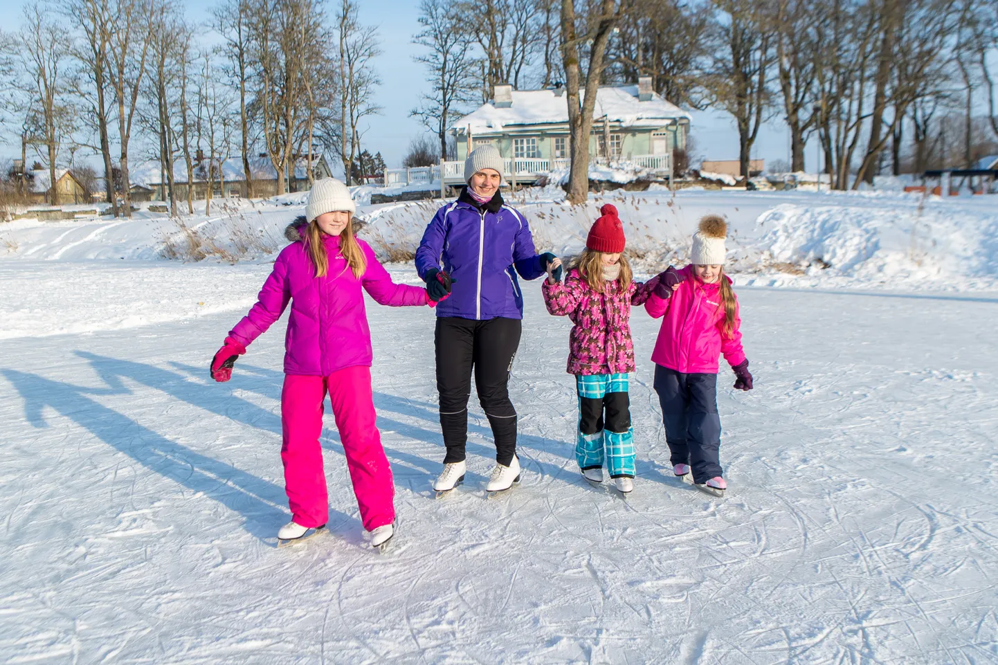 UISUTAMA! Külle Andreas (pildil vasakult teine) tuli eile 
Nautleja uisuväljakule koos tütarde Kristiina ja Merliniga, kaasa võeti ka laste sõbranna Helmi – koos ikka kindlam ja lõbusam!
