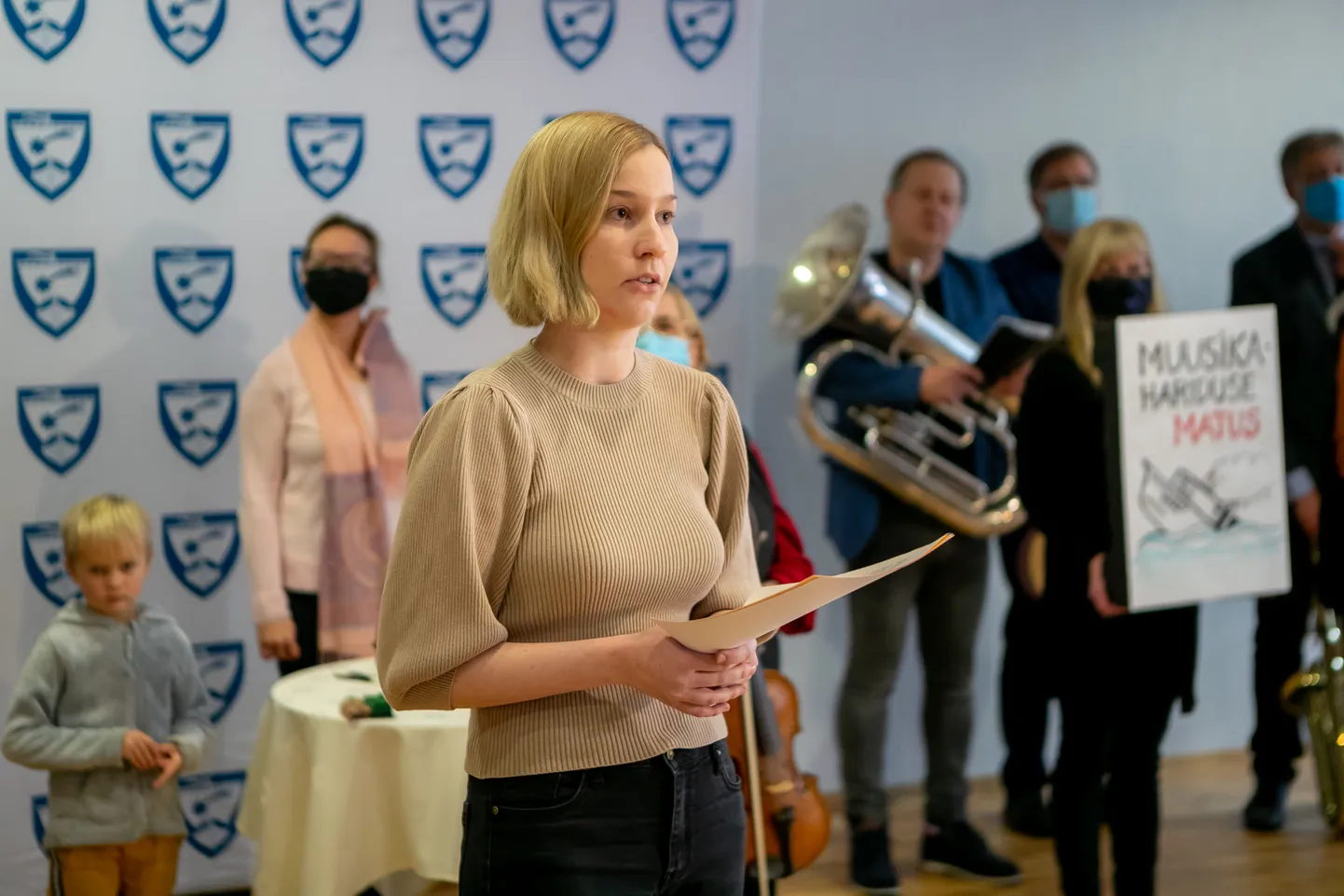KATI MEIBAUM: “Juhiksin muusikakoolide ühise alarahastatuse ja õpetajate vähese tunnustamise protesti esindajana tähelepanu ka sellele, et Orissaare ja Kärla muusikakooli õpetajad preemiat ei saanud.”