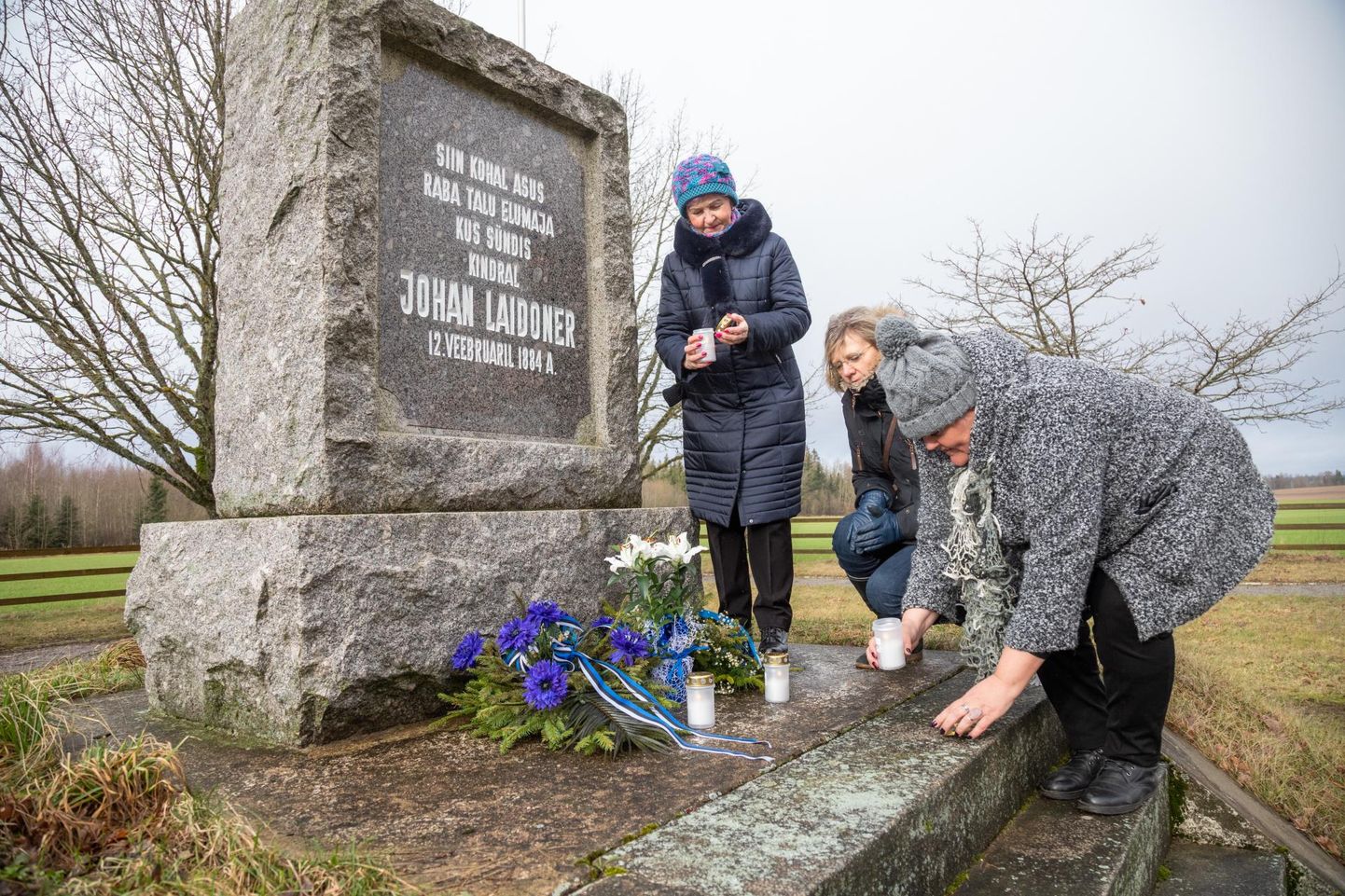 12. veebruari keskpäeval süütasid kolm mälestajat Johan Laidoneri kodutalu kohale rajatud mäletuskivi jalamile küünlad.