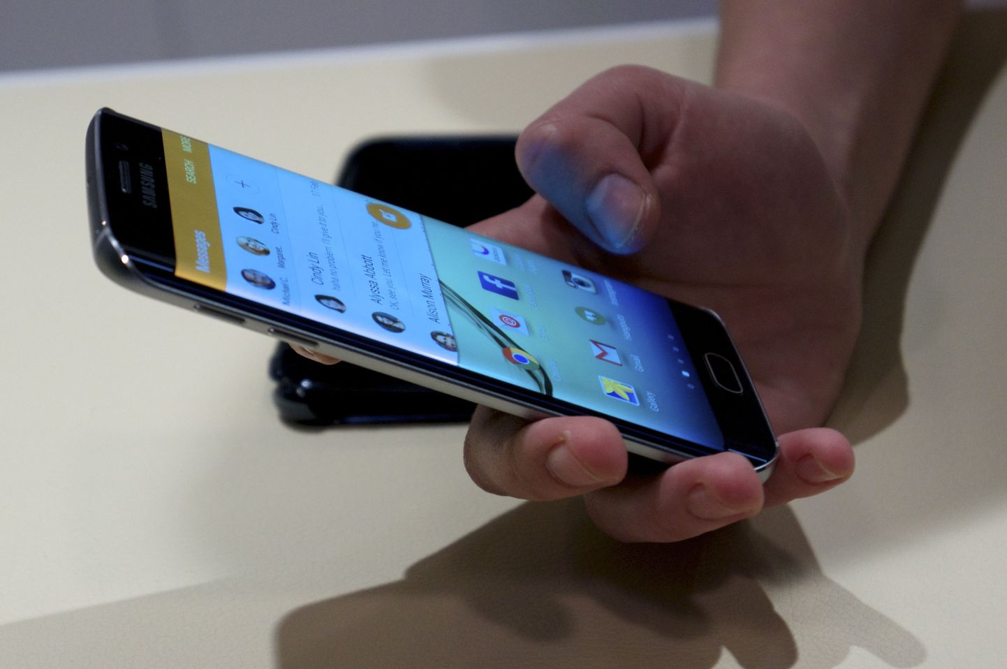 Samsungi kahele küljele kumerduva ekraaniga nutitelefon Galaxy S6 Edge on ilmselt kauneim seade, mis ettevõte eales teinud.