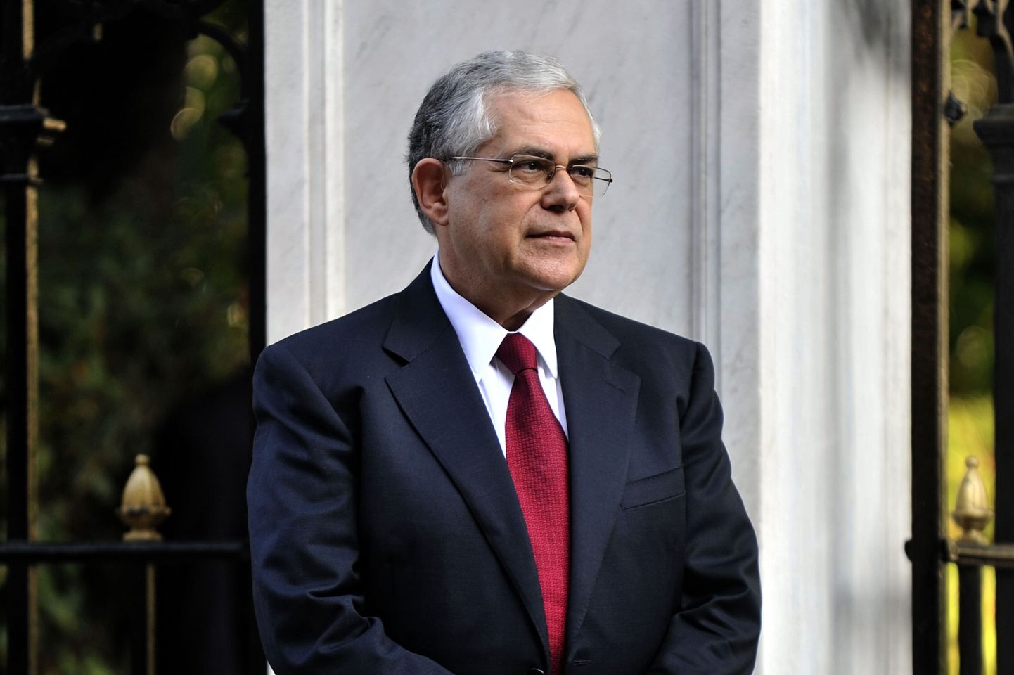 Kreeka ekspeaminister Papademos sai autoplahvatuses raskelt viga.