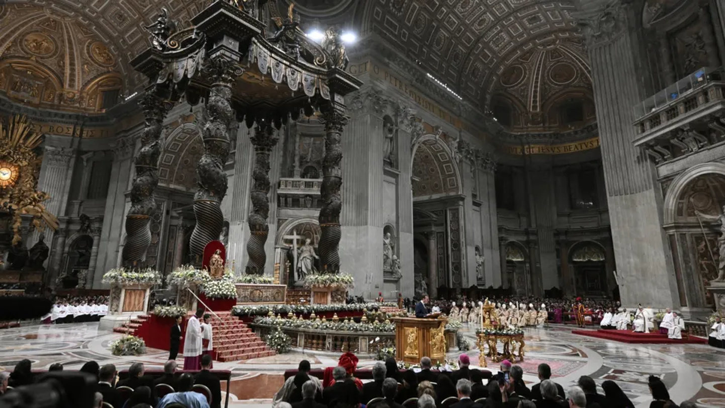 В Ватикане папа Франциск возглавил полуночную мессу в соборе Святого Петра в канун Рождества.