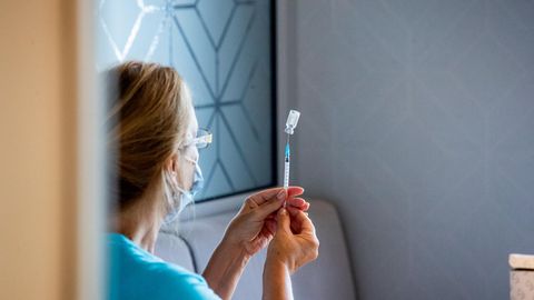 Глава Научного совета сообщил, когда новые вакцины от коронавируса поступят в Европу