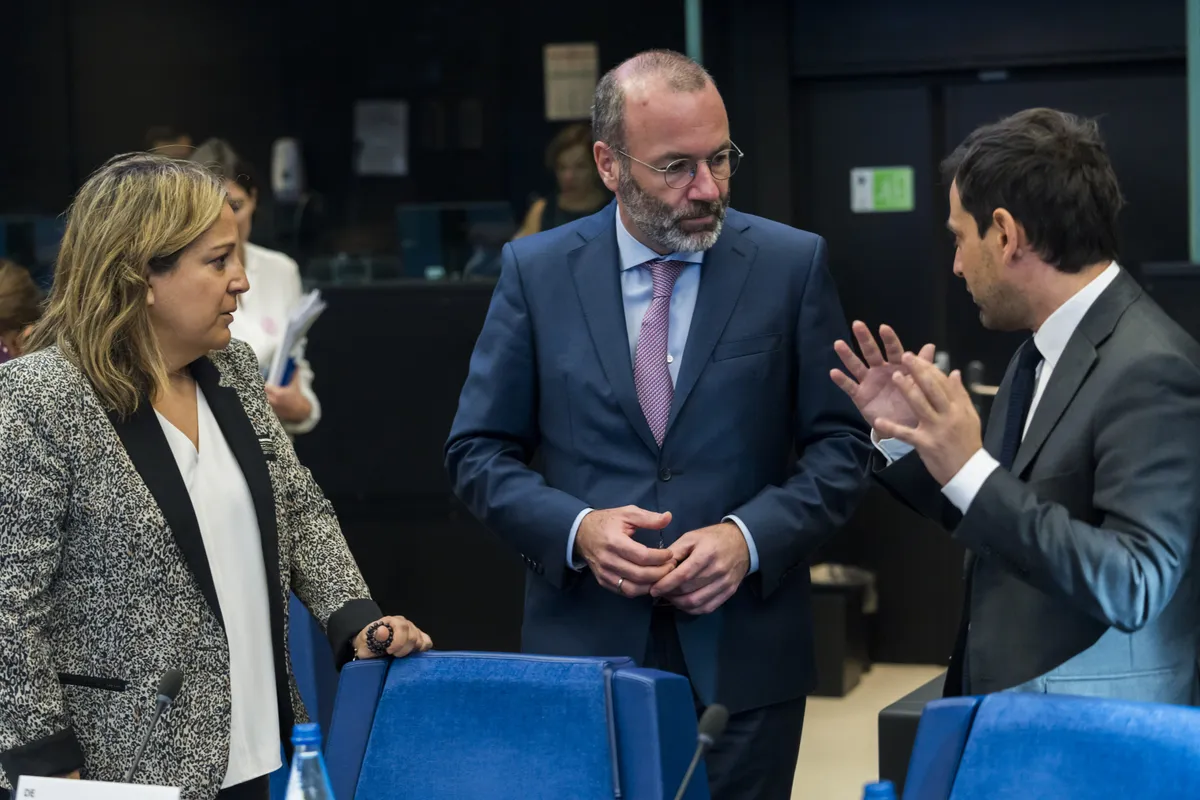 Лидер социалистов Иратче Гарсиа Перес, председатель EPP Манфред Вебер и Стефан Сежурне, который возглавлял либералов до начала января.