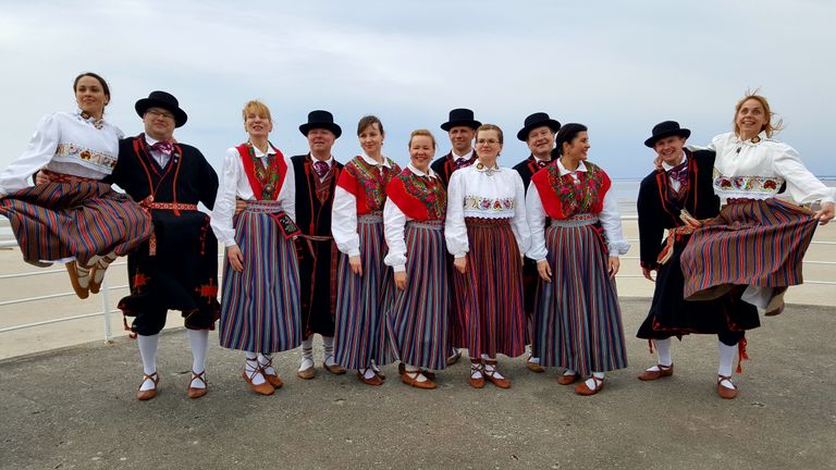 Rahvuskultuuriselts Kirmas tähistas rahvusvahelist tantsupäeva Pärnu rannahoone seenel.