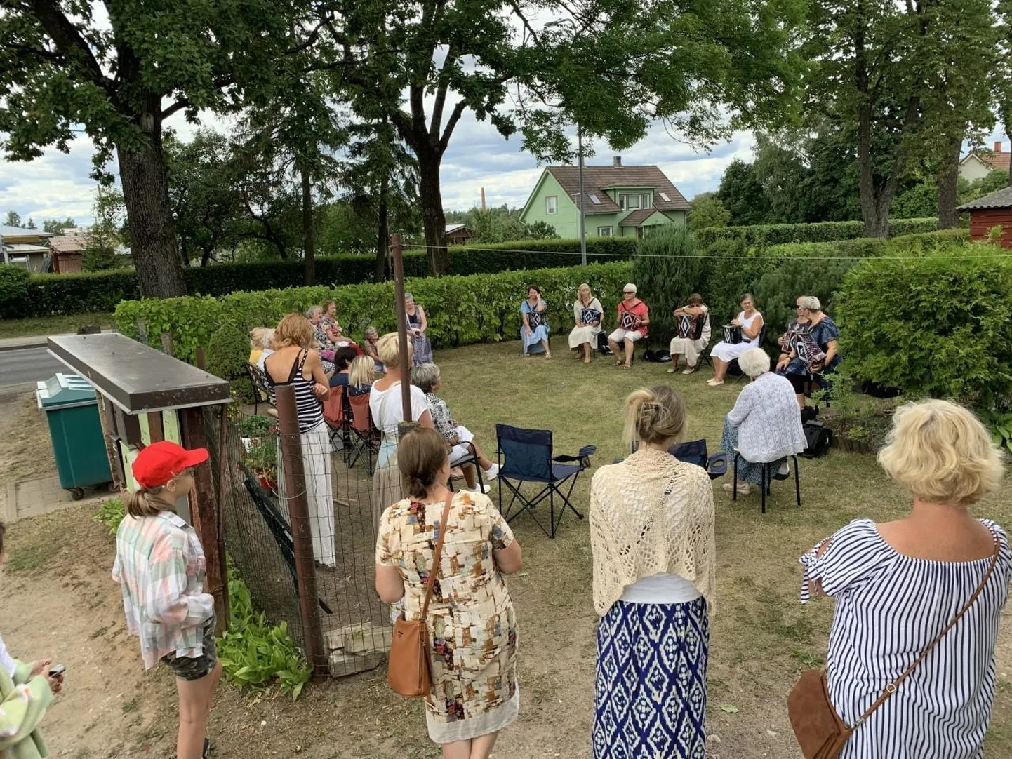 Muusik Piret Aus korraldas linnarahvale oma folgi.