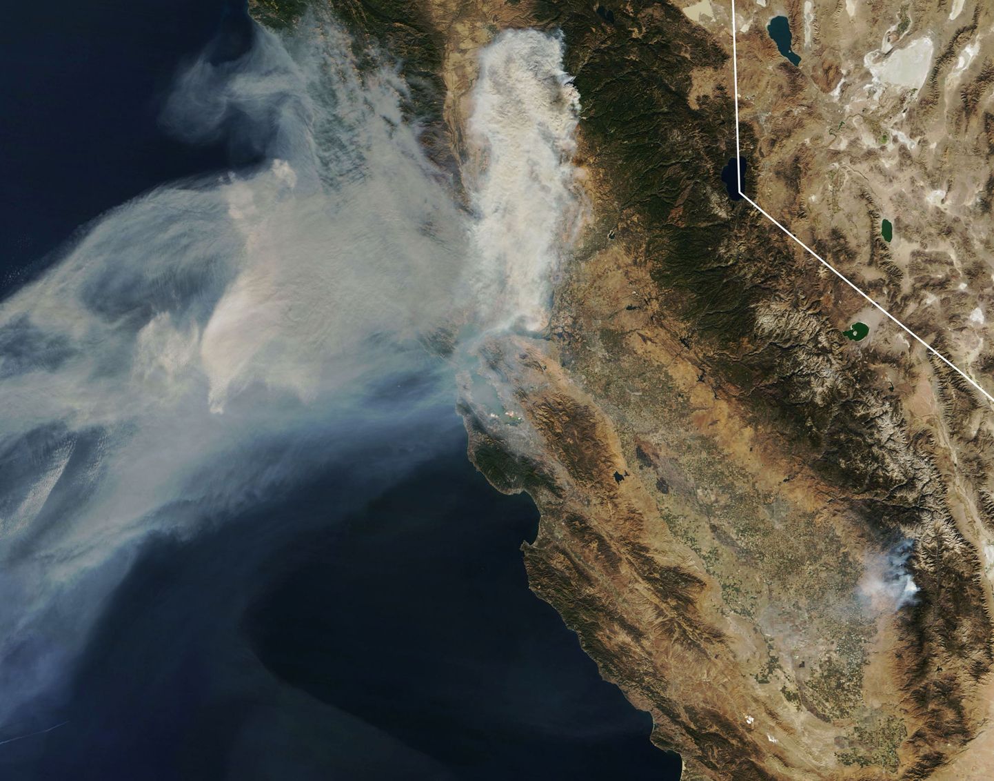 Satelliidifotolt on näha, kuidas suitsupilv on liikumas San Francisco kohale.