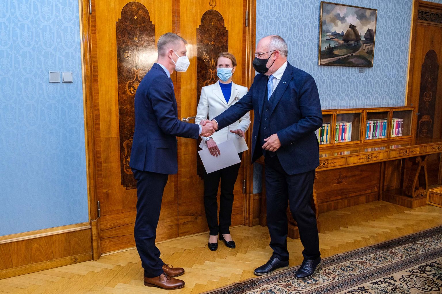 Президент Карис (справа) назначил Тийта Терика министром культуры.