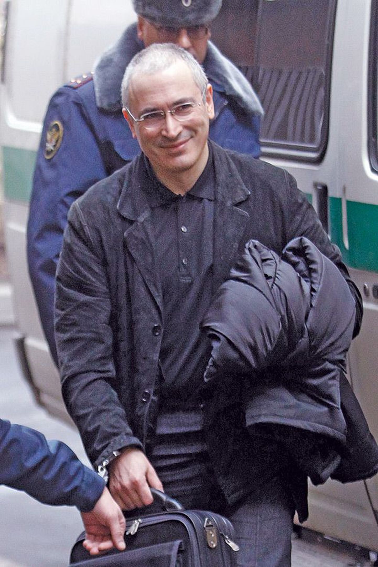 Экс-глава ЮКОСа Михаил Ходорковский в октябре 2010 года по пути на заседание в московском суде.