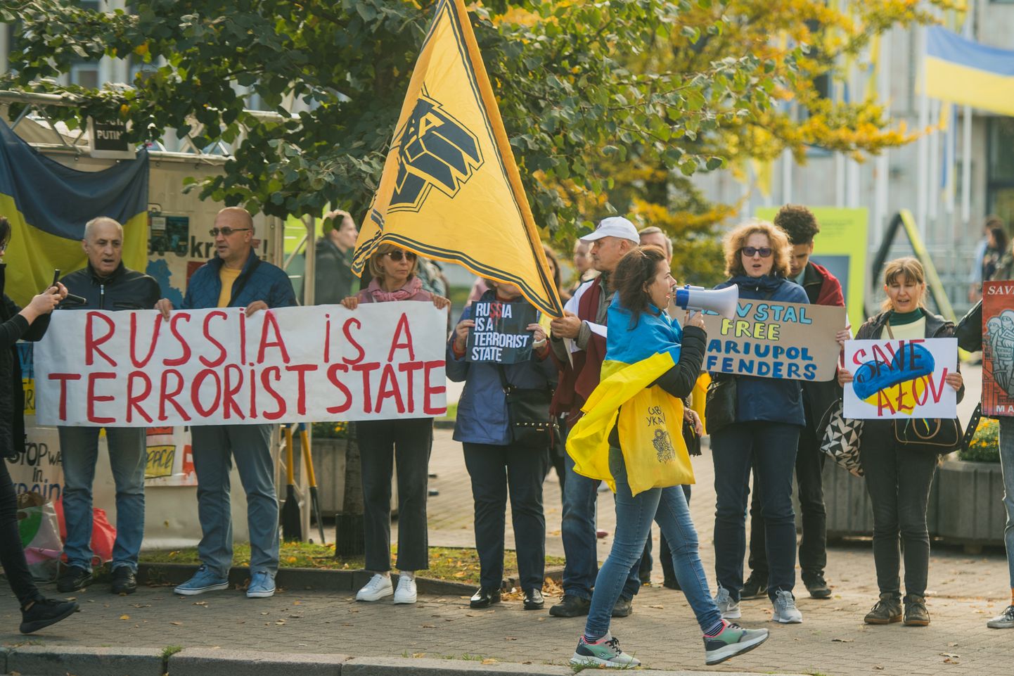Митинг протеста около посольства России в Риге