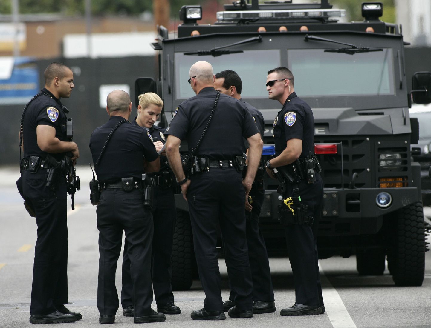 Politseinikud Santa Monica kolledži ees pärast tulistamist.