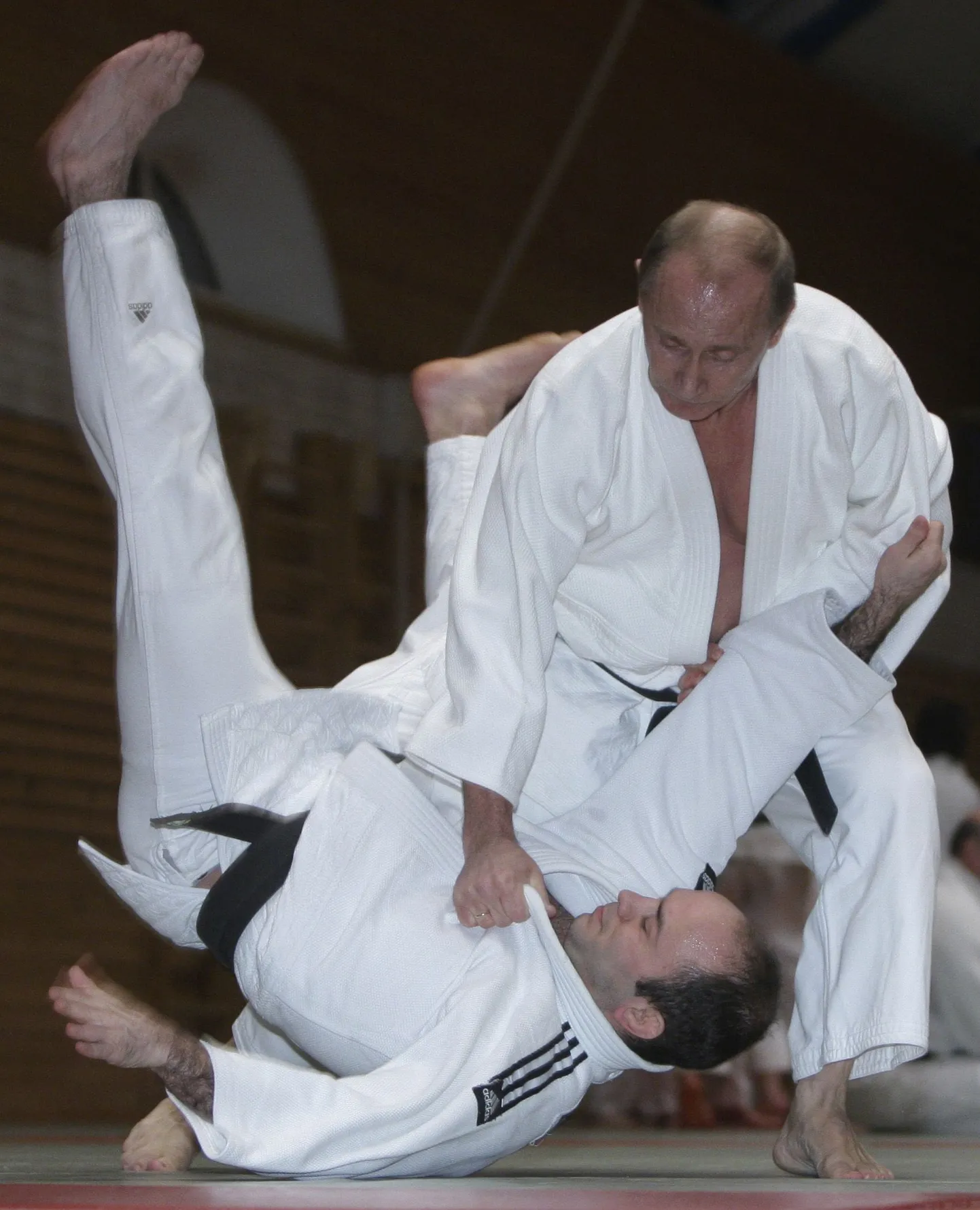 Владимир Путин (справа) во время тренировки по дзюдо.