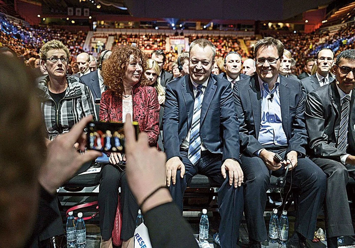На состоявшемся во вторник в Хельсинки собрании акционеров руководство Nokia — Элизабет Нельсон (слева направо), Элизабет Догерти, Стивен Элоп и Майкл Халбхерр сфотографировались на смартфон Nokia Lumia.