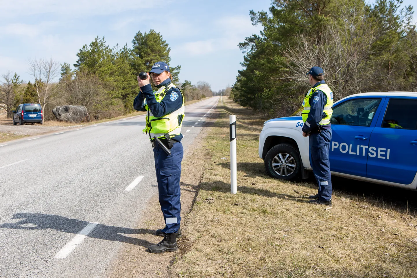 LIIKLUSTALGUD SAAREMAAL: Anneli Katkosilt ja Urmas Vilukas kontrollisid eile kiirust Upa–Leisi maanteel.
MAANUS MASING
