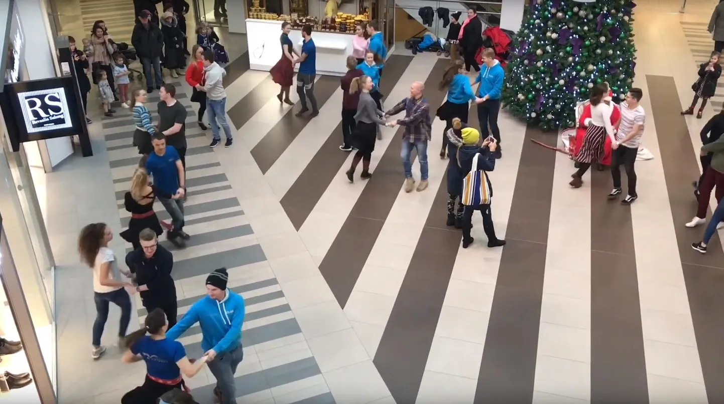 Flashmobil tantsisid Rahvatantsuansambli Kajakas ja Pärnu Koidula Gümnaasiumi segarühma tantsijad. Kuvatõmmis videost.
