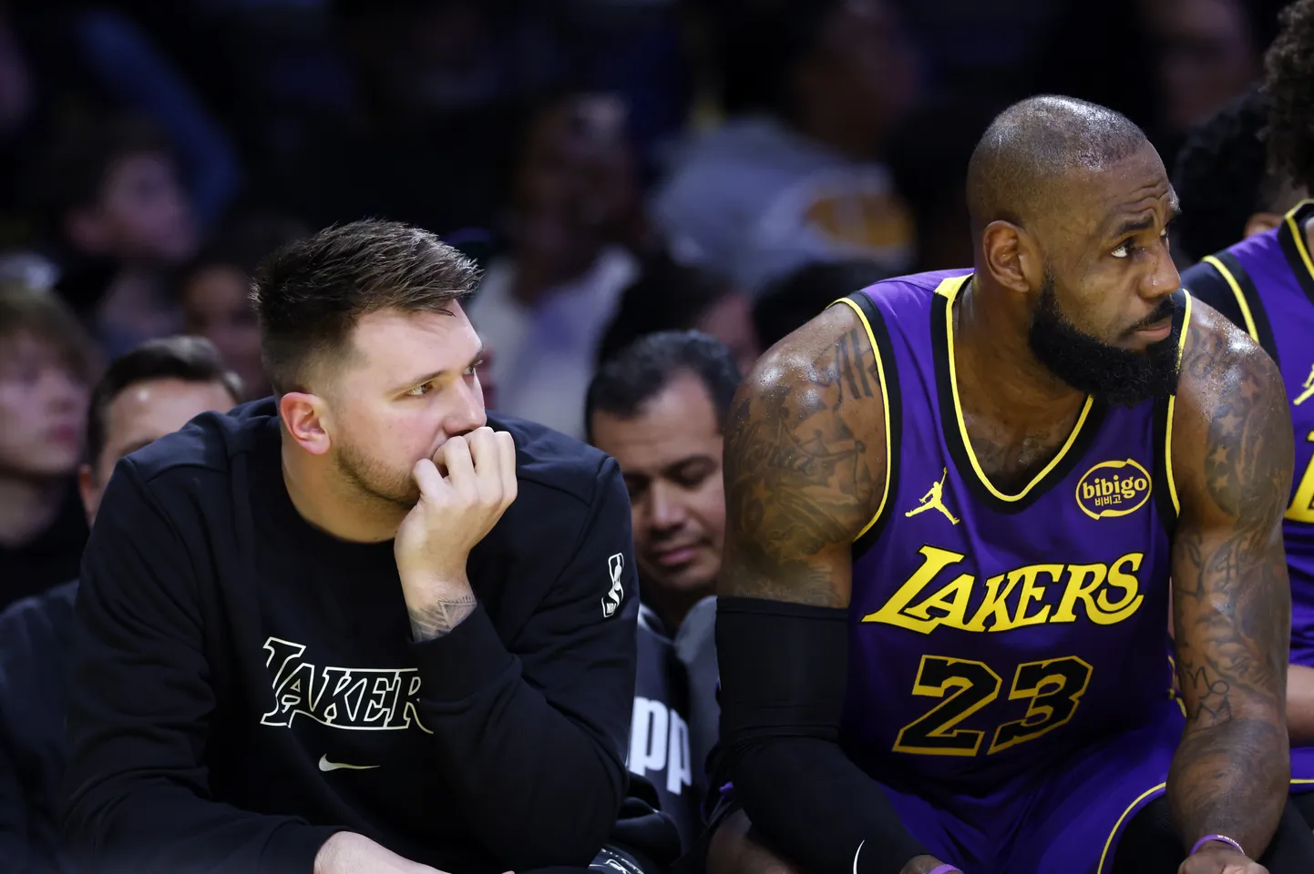 NBA zvaigznes Luka Dončičs un Lebrons Džeimss