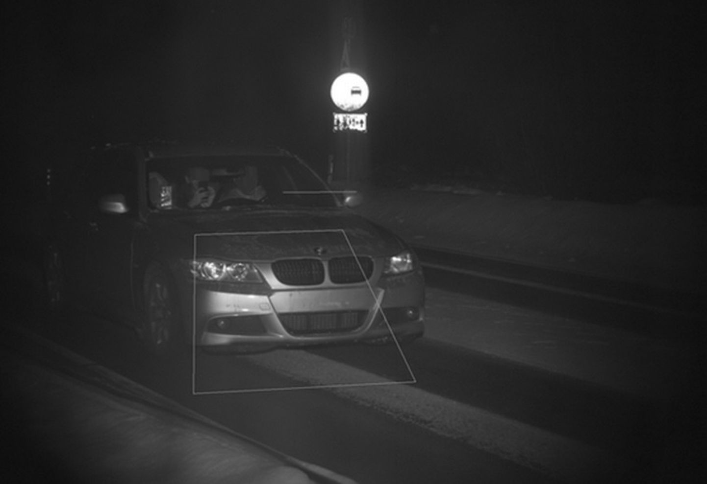 Водитель BMW снял номера и превысил скорость перед камерой
