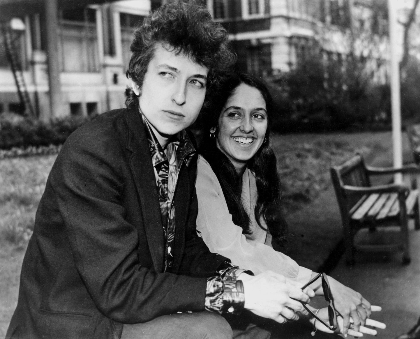 Bob Dylan 1965. aastal koos folklaulja Joan Baeziga.