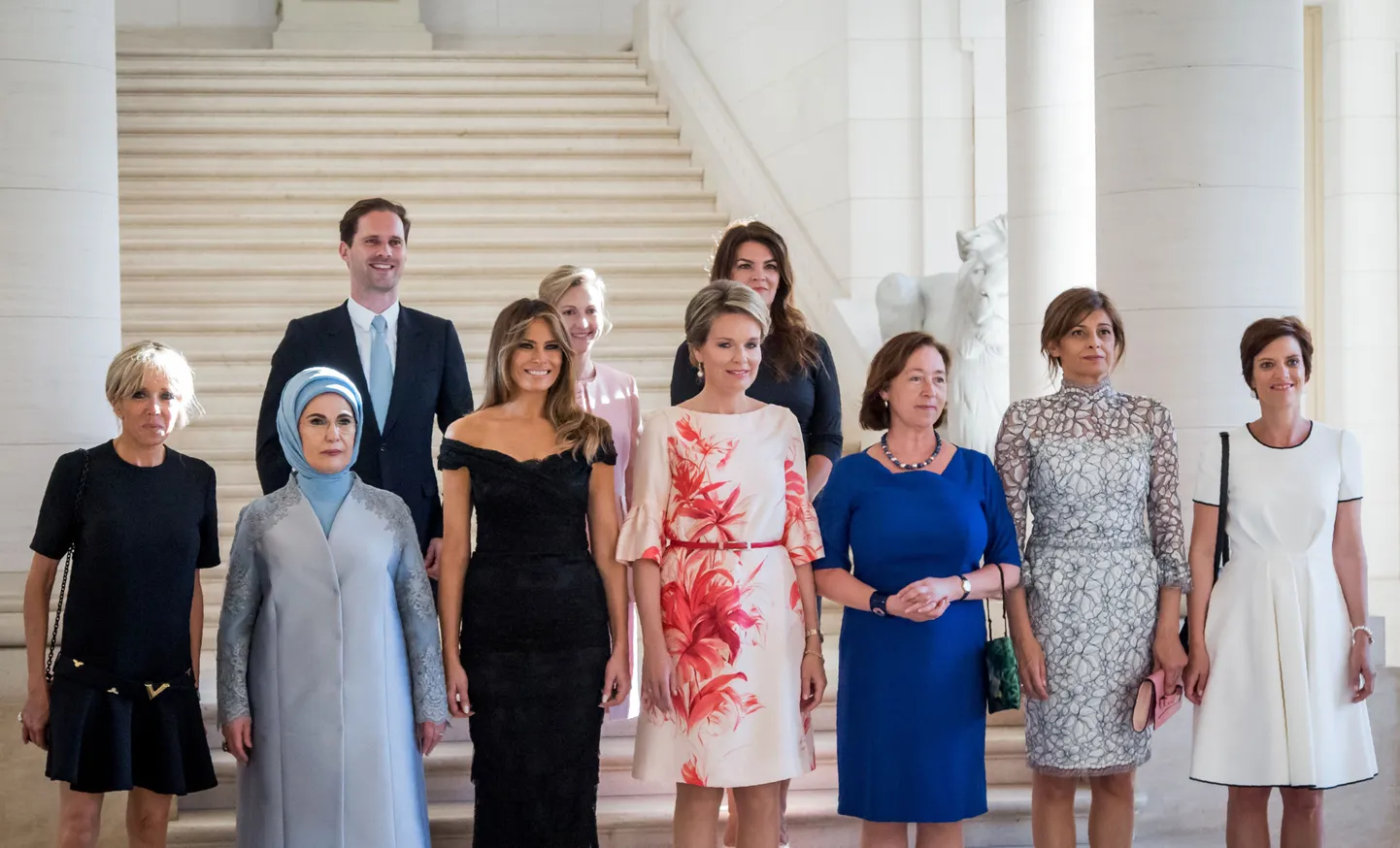 NATO tippjuhtide abikaasade ühispilt