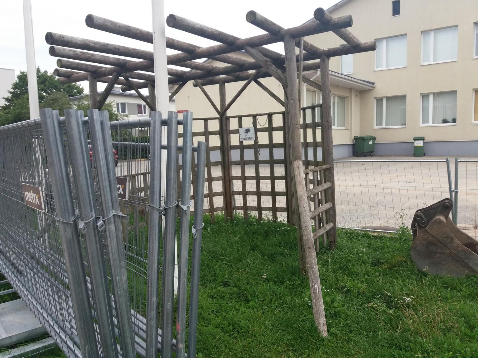 Rakvere muusikakooli juures pakub kõigepealt eraldatust puidust raamistik. Omakorda valvab veel kaamerasilm ja avaus on võimalik sulgeda lausa mitme piirdeaiaga. Vaid vihmakaitse puudub, sest katust pea kohal ei ole.