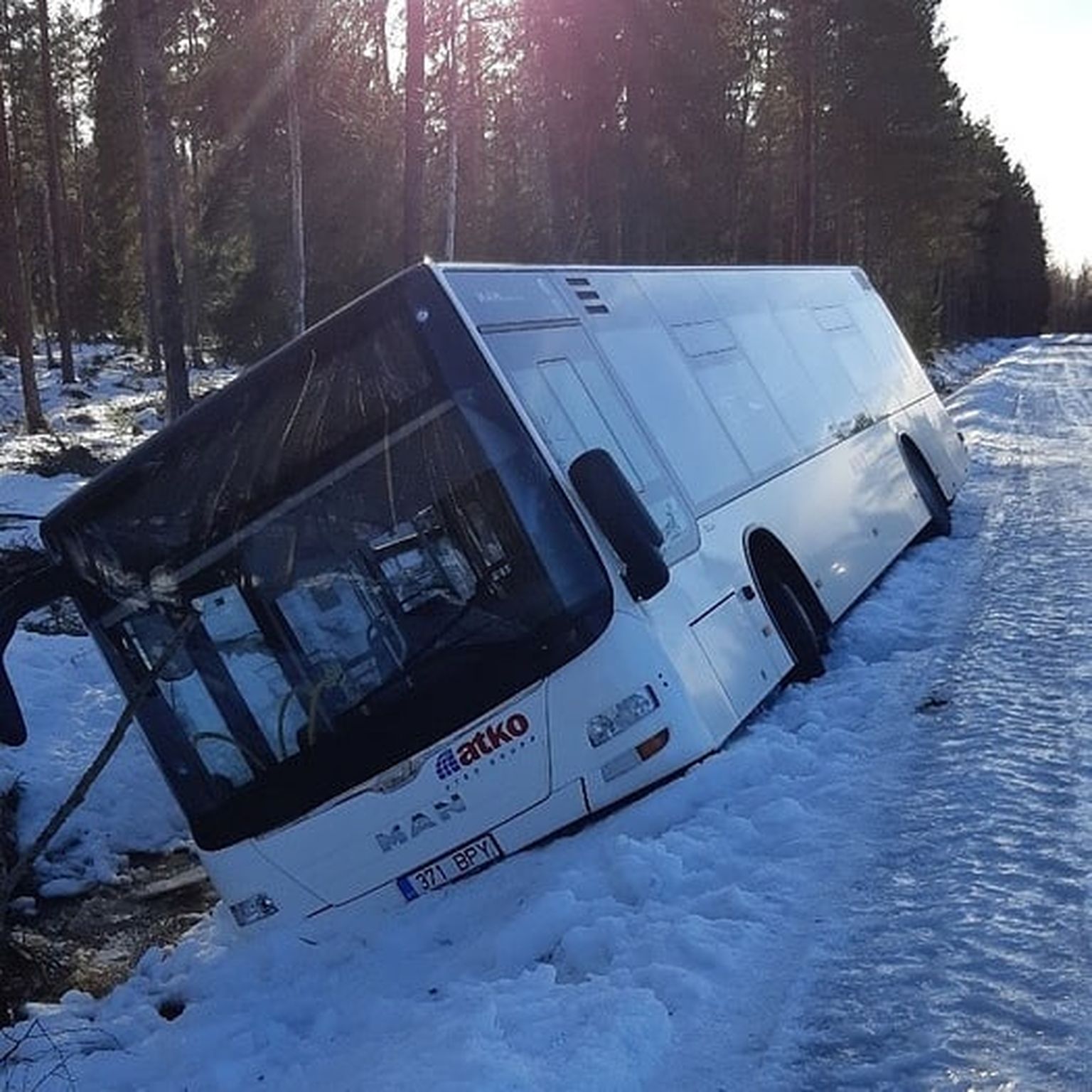 ATKO Bussiliinide Narva buss sõitis 17. veebruaril jäise tee tõttu kraavi ning tuli välja vahetada. Selle tagajärjel tekkis tol päeval bussiühendusega probleeme ka teistel linnaliinidel.