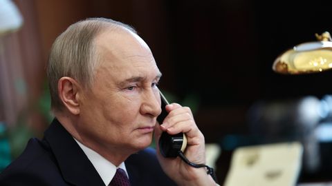 Laikraksts: Putins aicinājis oligarhus ziedot karam Ukrainā