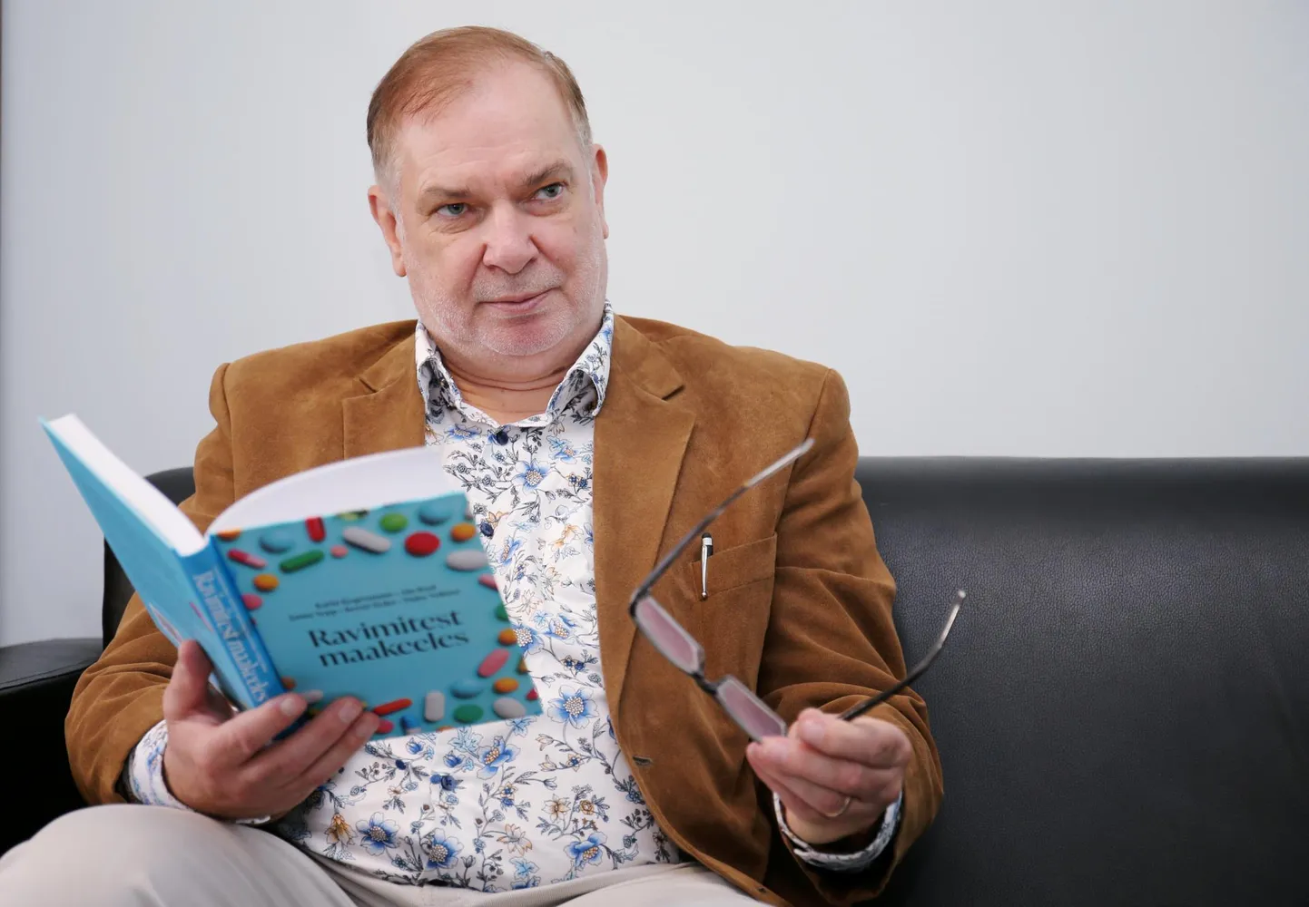 Tartu Ülikooli farmakognoosia professor Ain Raal hoiab käes äsja ilmunud raamatut «Ravimitest maakeeles», mille kirjutamisel olid kaasautoriteks Karin Kogermann, Janne Sepp, Kersti Teder ja Daisy Volmer.