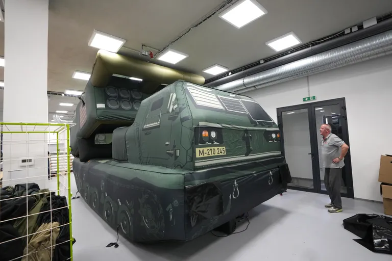 Suure mobiilsusega suurtükiväe raketisüsteemi (HIMARS) täispuhutav peibutussüsteem.