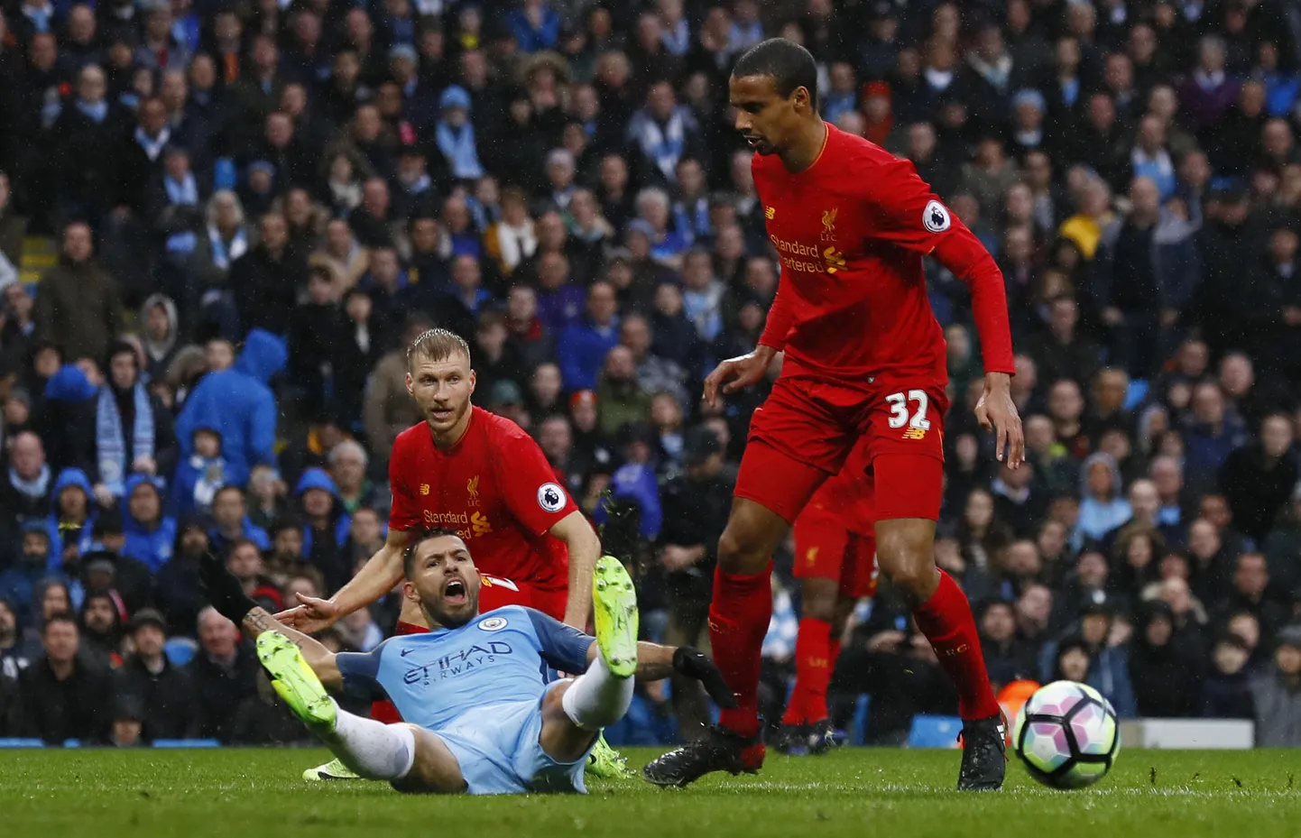 Ragnar Klavan (vasakul) ja Joel Matip (number 32).