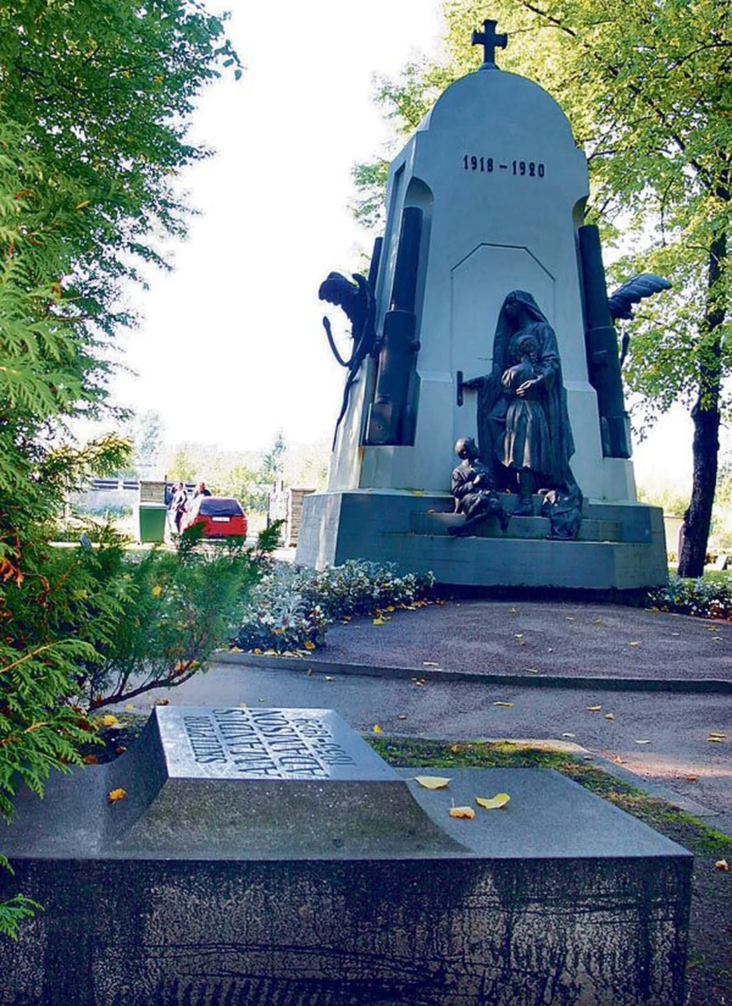 Pärnus Alevi II kalmistul on skulptor Amandus Adamsoni tagasihoidlik hauakivi, mis jääb mõne sammu kaugusele tema loodud Vabadussõja monumendist.
