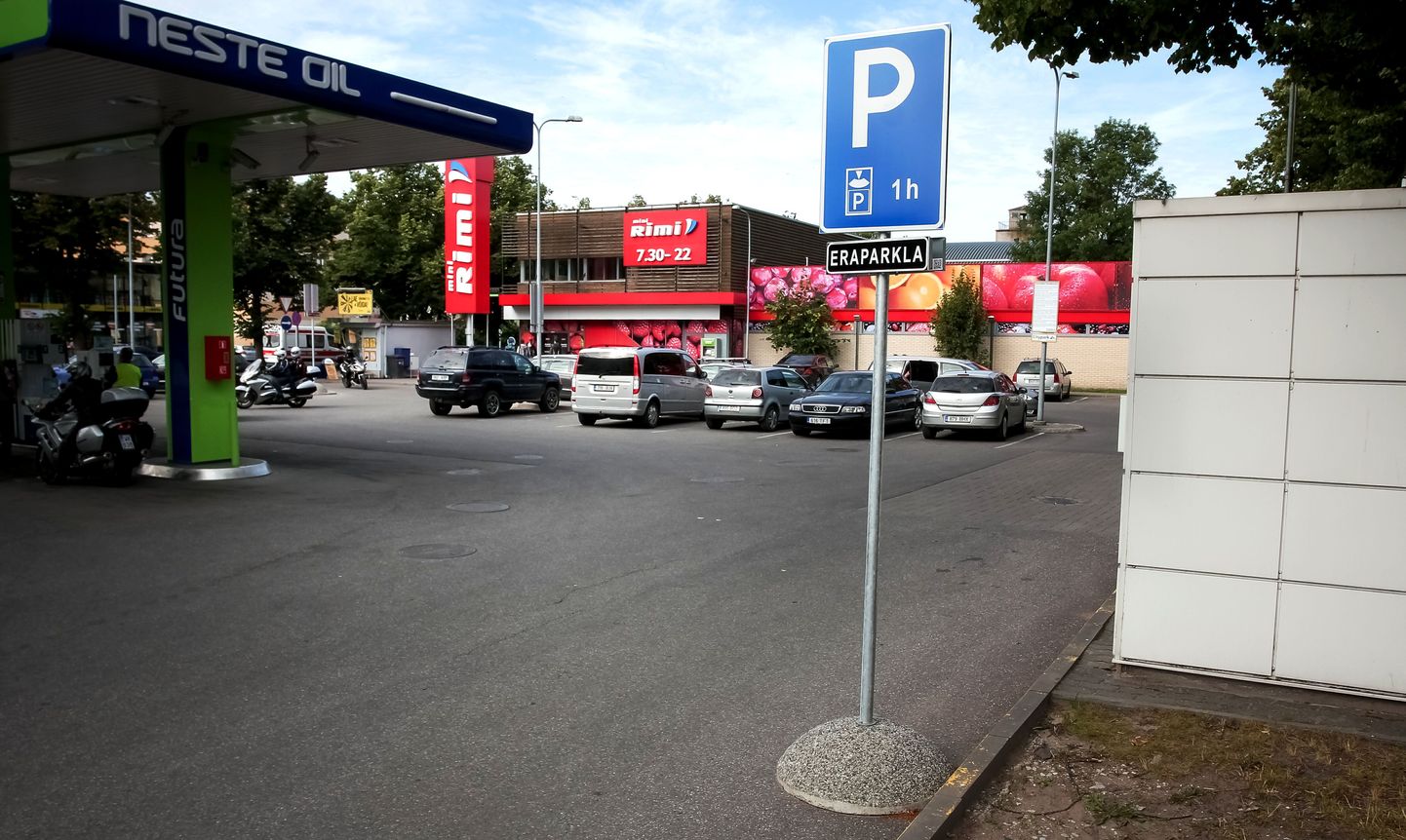 Pärnus Jannseni tänaval asuva mini-Rimi kaupluse juures on nüüd parkimine tasuline.