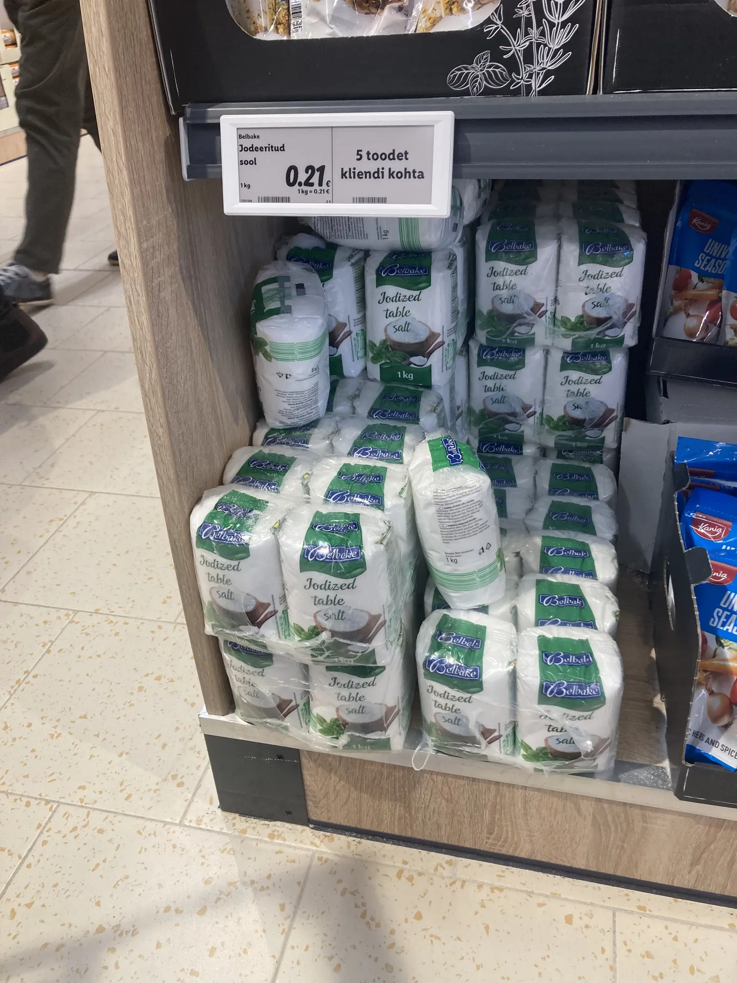 Упаковки с солью.