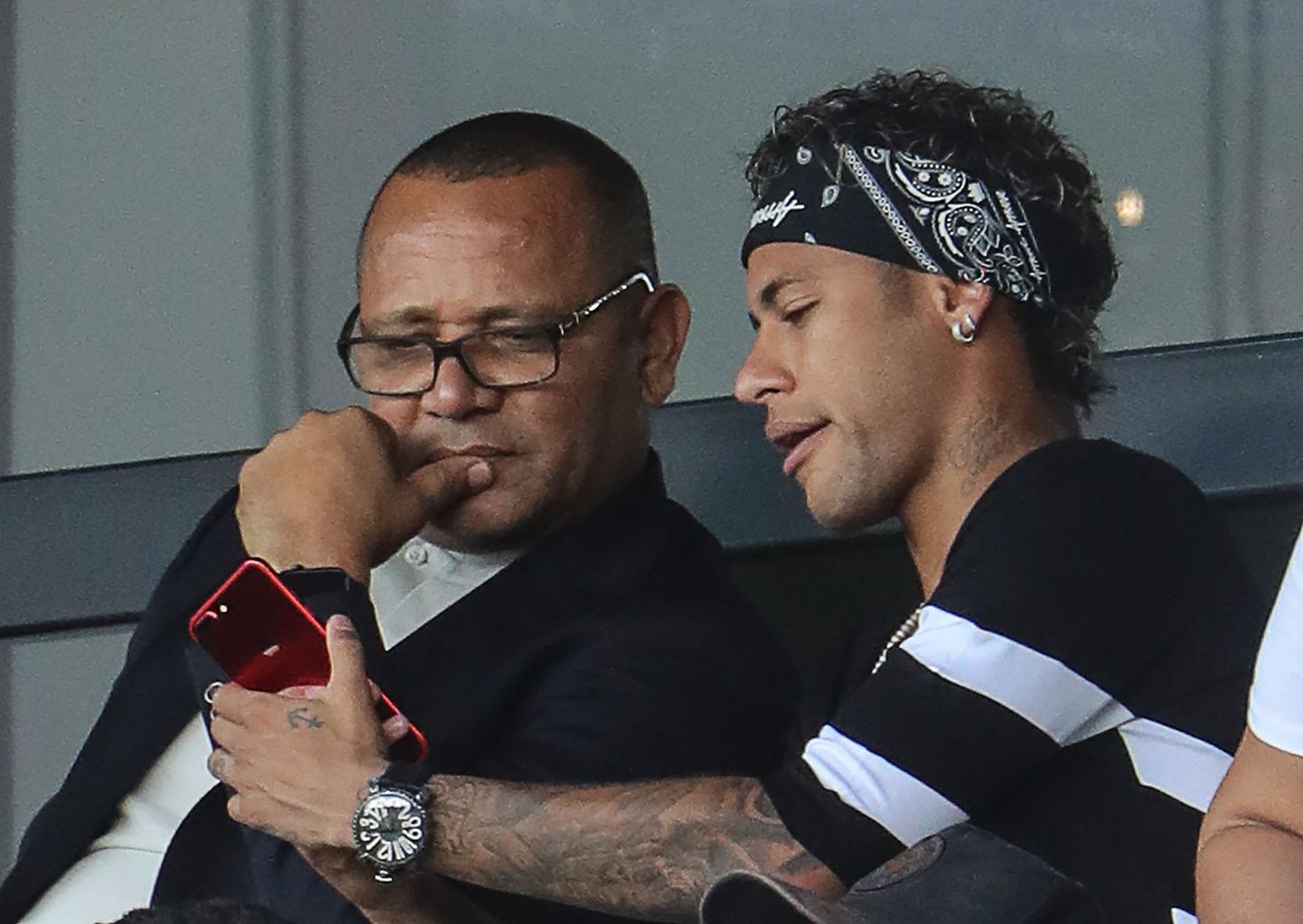 Piiks-piiks ja raha tuleb - Neymar pidi PSG esimest liigamängu koos isaga tribüünilt vaatama, ent rahamäed liikusid sel ajal ühelt kontolt teisele.